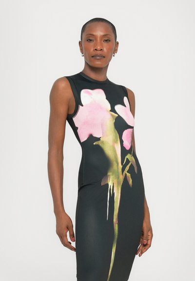 Rochie neagră fără mâneci, cu un model floral în nuanțe de roz și verde. Textură fină, design aderent și decolteu minimalist.