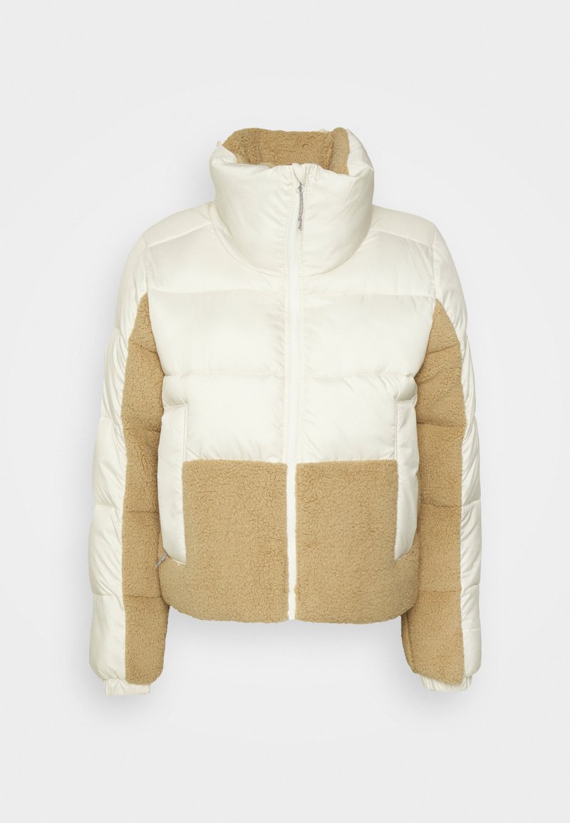 Giacca imbottita con colletto alto, caratterizzata da un design a blocchi di colore bianco e beige, realizzata in materiali lisci e testurizzati. Chiusura frontale con cerniera.