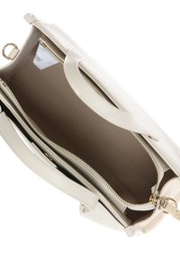 Borsa a mano color crema con un'esterno testurizzato, scomparti con zip, accessori in oro e doppi manici per il trasporto.