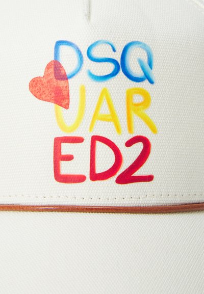 Casquette blanche avec le texte coloré "DSQUARED2" en bleu, jaune et rouge, accompagné d'un graphique de cœur rouge. Tissu texturé et finitions contrastées.