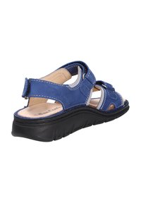 Blaue Leder-Sandale mit offenem Design, verstellbaren Riemen und einer strukturierten schwarzen Sohle. Mit weißer Naht und gepolsterter Innensohle.