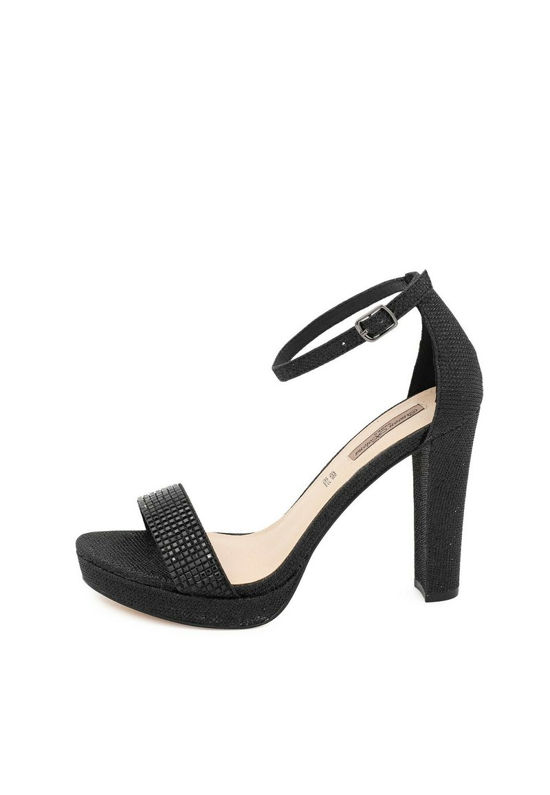 Sandalo nero con tacco alto caratterizzato da una finitura opaca, una cinghia alla caviglia testurizzata e una suola con piattaforma e una cinghia per le dita decorata.
