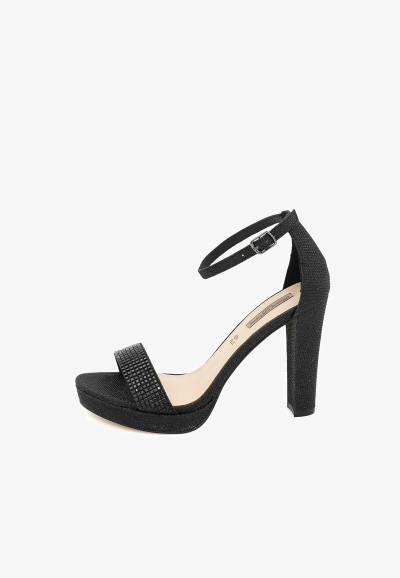 Sandalo nero con tacco alto caratterizzato da una finitura opaca, una cinghia alla caviglia testurizzata e una suola con piattaforma e una cinghia per le dita decorata.