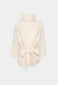 Pull à col roulé couleur crème avec un tissu texturé, manches trois-quarts et une taille nouée. Apparence douce avec un design décontracté.