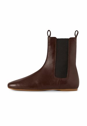 Stivale alla caviglia in pelle marrone con pannelli laterali elasticizzati, punta a punta e linguette per il trasporto. Finitura liscia con un design minimalista e suola in gomma.