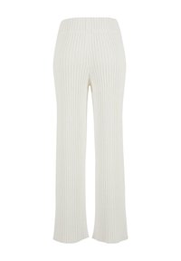Cremfarbene gerippte Strickhose mit weitem Bein und elastischem Taillenbund, der vertikale Struktur über die gesamte Hose zeigt.