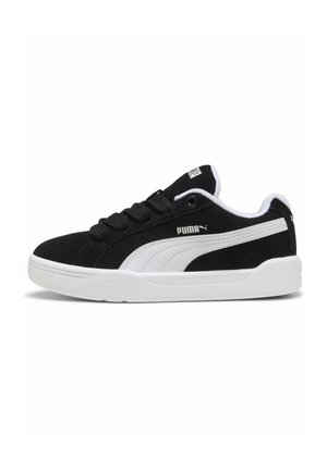 Baskets Puma en noir et blanc avec système de lacets, semelle blanche, et logo Puma sur le côté et la languette, vues de l'extérieur.