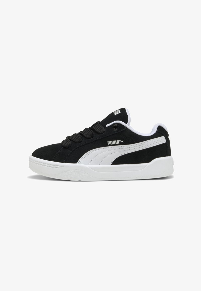 Baskets Puma en noir et blanc avec système de lacets, semelle blanche, et logo Puma sur le côté et la languette, vues de l'extérieur.