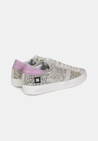 Glitrende sneakers med en sølvfarvet krop, lysegrå detaljer og rosa hældetaljer. Har hvide snørebånd og et sort kvadratisk logo på hælen.