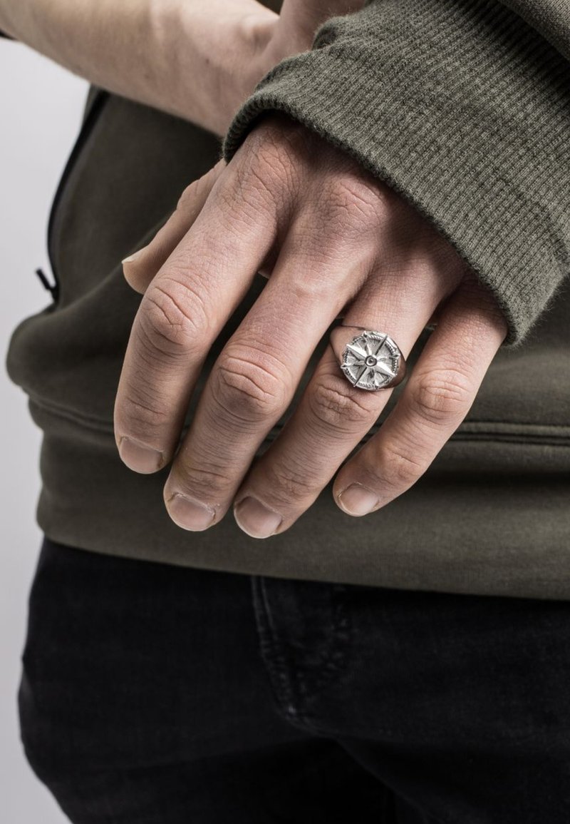 Herren Halsketten | Akitsune GUIDANCE Ring silver/silberfarben - EK08328 Herren Halsketten | Akitsune GUIDANCE Ring silver/silberfarben - EK08328