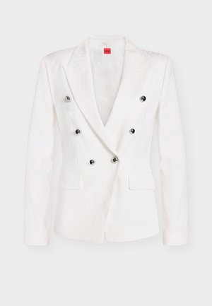 Blazer blanc croisé à six boutons métalliques, col cranté et deux poches à rabat à l'avant, présentant un motif texturé subtil.