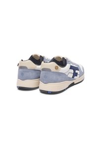 Ein Paar Sneakers aus einer Mischung von hellgrauem und marineblauem Material, mit einer Velours-Oberfläche, Gummisohle und einem Logodetail an der Seite.