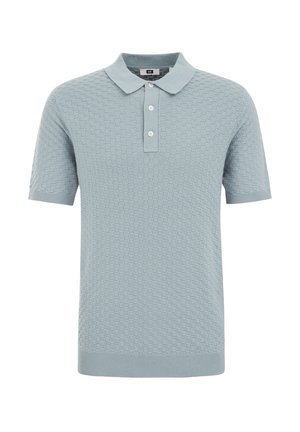 Vaaleansininen neulottu polo-paita, jossa on tekstuuri, lyhyt hiha, kaulus ja kolme nappia edessä. Ribbisolmut helmassa ja hihojen reunoissa.