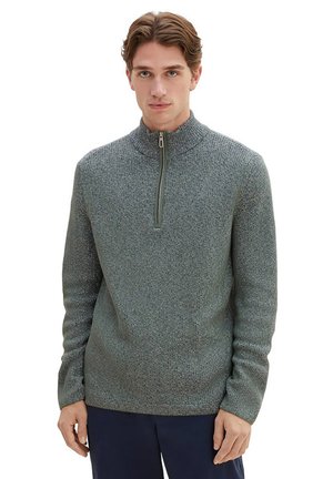 Grauer Strickpullover mit einem Reißverschlusskragen, der mit einem strukturierten Muster und langen Ärmeln versehen ist. Der Stoff wirkt warm und hat ein lässiges Design.