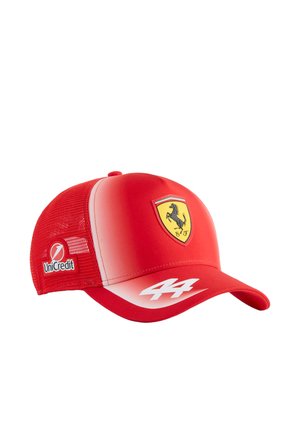 Cappellino rosso Ferrari con logo giallo del cavallino rampante sul davanti, numero 44 bianco sulla visiera e logo UniCredit sul pannello laterale in rete.