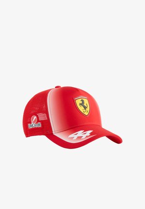 Cappellino rosso Ferrari con logo giallo del cavallino rampante sul davanti, numero 44 bianco sulla visiera e logo UniCredit sul pannello laterale in rete.