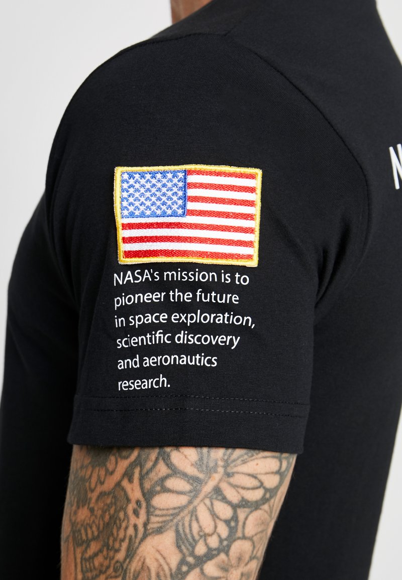 Mister Tee NASA Insignia Logo Flag Tee T-Shirt Homme