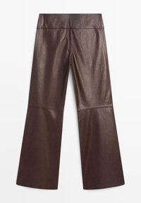 Bruine leren broek met een wijd uitlopende pijp, voorzien van een gladde textuur en een hoge tailleband, zonder zichtbare zakken of hardware.