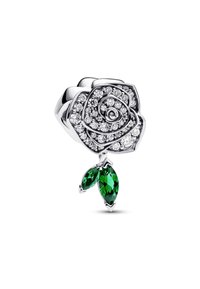 Silberner charm in Form einer Rose mit klaren Kristallen, versehen mit zwei grünen Blattherzen. Das Design umfasst aufwendige Schichtungen und Details.