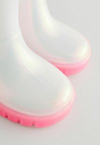 Bottes de pluie blanches translucides avec une texture brillante et des semelles en caoutchouc roses ; bout arrondi et surface lisse.