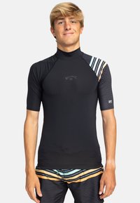 Svart rash guard med kort ärm och hög krage, med en logotyp på bröstet och randiga detaljer i blått, persika och grått på axlarna.