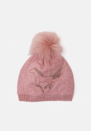Bonnet en tricot rose avec un pompon duveteux ; présente un motif de cheval métallique à l'avant et un ourlet côtelé. Texture douce tout au long.