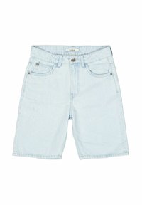 Shorts de mezclilla de color azul claro con corte recto, cinco bolsillos y cierre de botón. Presentan una textura suave y detalles de costura a lo largo de las costuras.