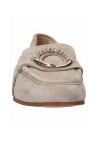 Beige suede mocassin met een ronde neu, decoratieve geraffineerde accent en een metalen cirkelvormig hardwaredetail op de bovenkant. Platte zool.
