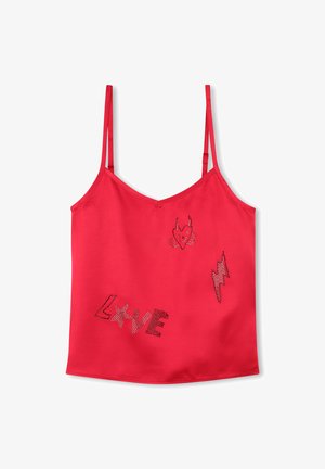 Rode mouwloze top met een V-hals, versierd met metalen embellishments die "LOVE" en symbolen spellen, gemaakt van een gladde stof met een strakke afwerking.