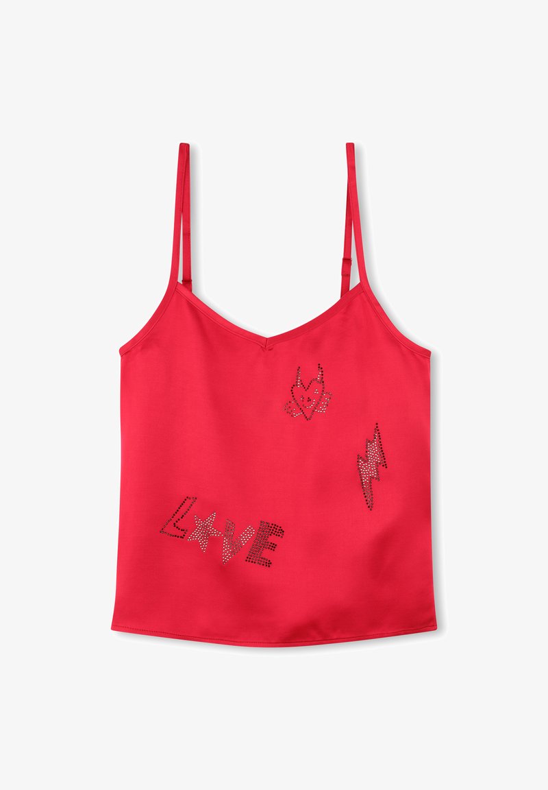 Rode mouwloze top met een V-hals, versierd met metalen embellishments die "LOVE" en symbolen spellen, gemaakt van een gladde stof met een strakke afwerking.