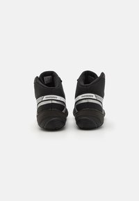 Sorte atletiske sko med tekstureret stof og gummisåler. Har sølvdetaljer og et høj-top design for ankelstøtte.