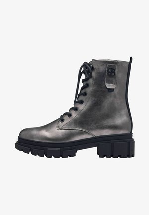 Bottines métalliques grises avec une finition en cuir lisse, bout rond, lacets noirs à l'avant et semelle en caoutchouc noir épaisse. Présente un minimum de marquage.