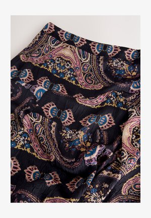 Melna auduma ar paisley rakstu rozā, zilā un zelta krāsā. Raksturīgas ziedu rotas un krokaina tekstūra. Mīksts un viegls dizains.