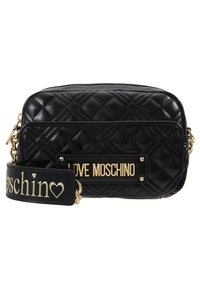 Svart quiltad faux läder crossbody-väska med guldfärgad hårdvara och en framträdande "LOVE MOSCHINO" logoplåt. Inkluderar justerbar rem.