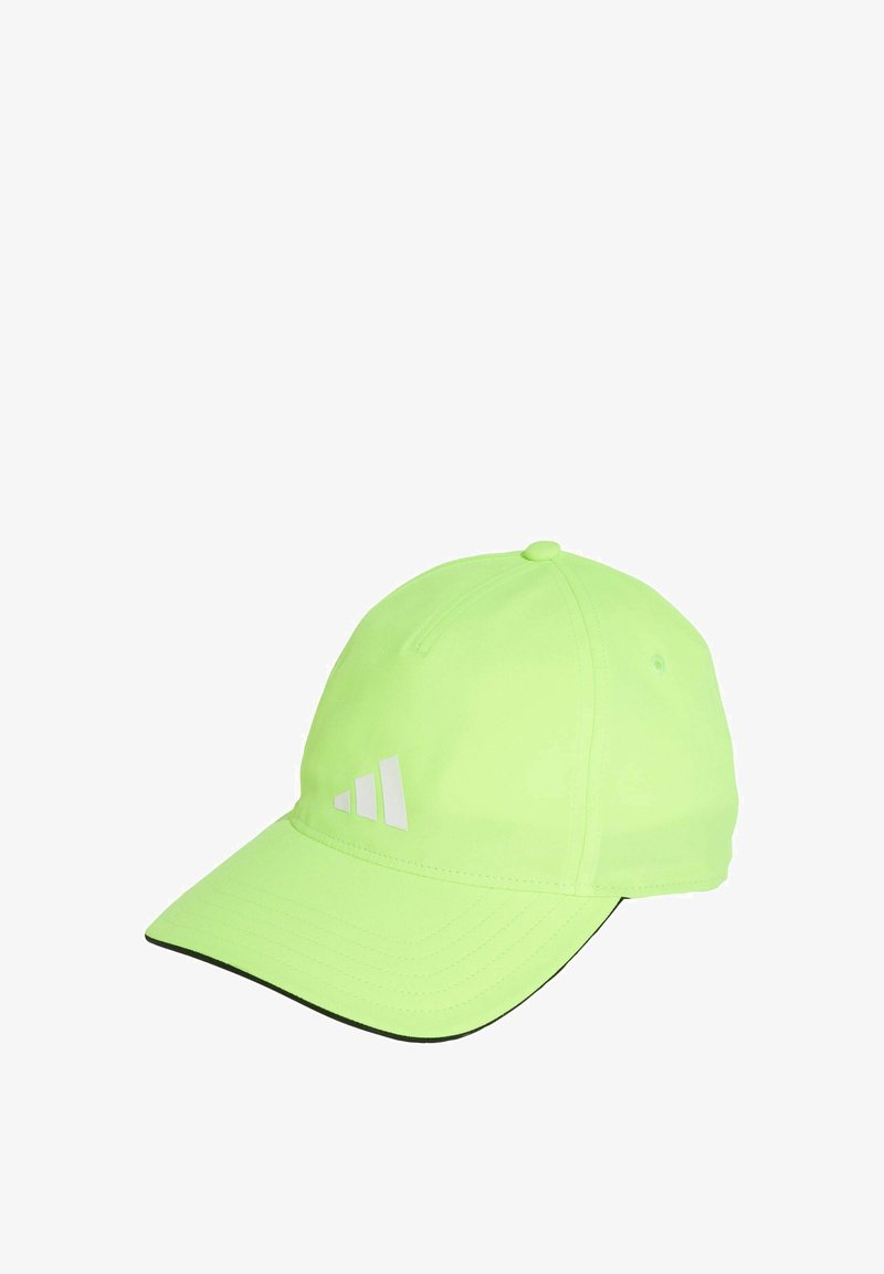 Gorra verde neón con visera curva, hecha de una tela suave, con acentos de logotipo blanco y un borde negro en contraste a lo largo de la visera.