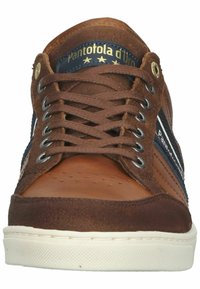 Braune Leder- und Wildledersneaker mit runder Zehenpartie, perforierten Details, zweifarbigen Schnürsenkeln, gestreiften Akzenten und einer weißen Gummisohle.