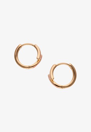 To små polerede guldøreringe med et glat, afrundet design og hængslede låse, sat mod en hvid baggrund.