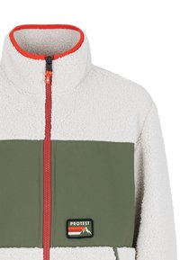 Chaqueta de forro polar blanca con panel verde oliva, cuello alto y cremallera roja. Presenta un parche de "PROTEST" cerca de la cremallera en la parte delantera.