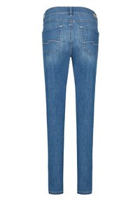 Jeans in denim blu con una vestibilità slim, dotati di due tasche posteriori, cuciture visibili e una texture liscia.