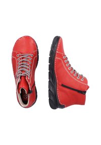 Czerwone skórzane botki za kostkę z szarymi sznurówkami, z kontrastowym białym przeszyciem i bocznym zamkiem błyskawicznym. Gruba czarna gumowa podeszwa zapewniająca przyczepność.