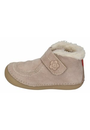 Bottine en suede beige avec une sangle Velcro, doublure en fausse fourrure et motifs floraux sur la sangle. Pointe arrondie et semelle en caoutchouc flexible.