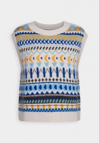 Veste en tricot sans manches avec col rond, présentant des motifs géométriques horizontaux multicolores en tons de bleu, jaune, blanc et gris.