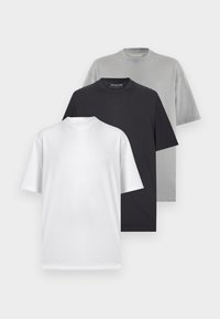 Τρία μονόχρωμα κοντομάνικα T-shirts με στρογγυλή λαιμόκοψη σε λευκό, μαύρο και γκρι, τοποθετημένα το ένα πάνω στο άλλο σε λευκό φόντο.