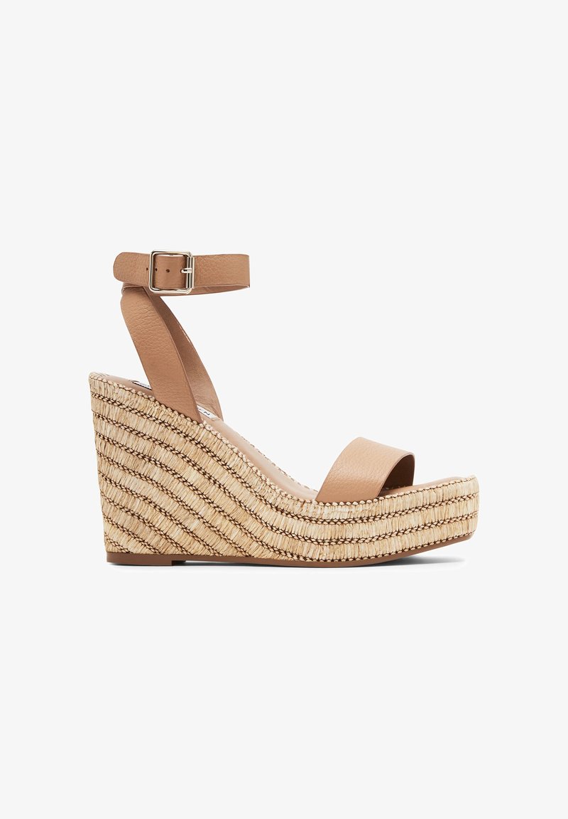 Wedge sandaal met een tan leren bovenwerk, enkelbandje met gesp en een gevlochten jute zool met een gestreept patroon.