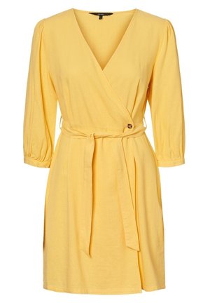 Geel wikkeljurkje met een diepe V-hals, driekwart pofmouwen, een gestrikte taille en een knoopdetail aan de zijkant. Zachte stoftextuur.