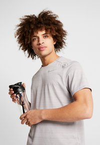 Nike Performance HYPERCHARGE SHAKER BOTTLE - Drikkeflaske - clear/black