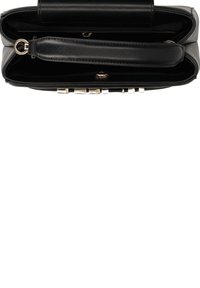 Borsa a tracolla in pelle nera con design strutturato, manico superiore, finiture dorate e più scomparti interni. Texture liscia, stile minimalista.