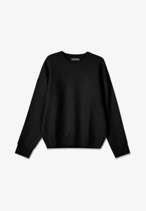 Czarny sweter dzianinowy z okrągłym dekoltem, obniżonymi ramionami, prążkowanymi mankietami i dolną krawędzią. Miękka faktura, luźny krój i minimalistyczny design.