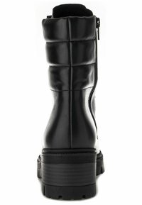 Stivaletto nero alla caviglia in pelle liscia con design trapuntato, zip laterale e suola in gomma spessa con dettagli battistrada.