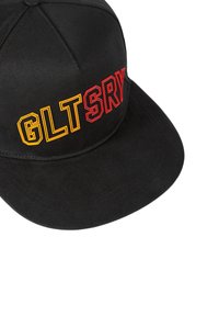Cappellino nero con visiera piatta, caratterizzato da un audace testo ricamato "GLT SRY" in giallo e rosso. Realizzato in tessuto resistente con una finitura liscia.